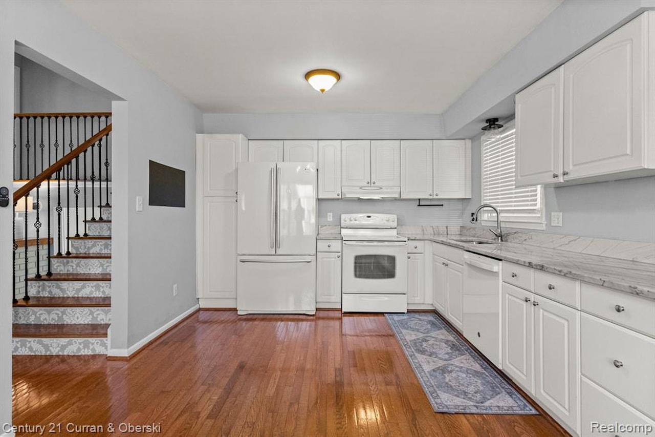 29531 Mark Ln in Livonia, MI Photo 12