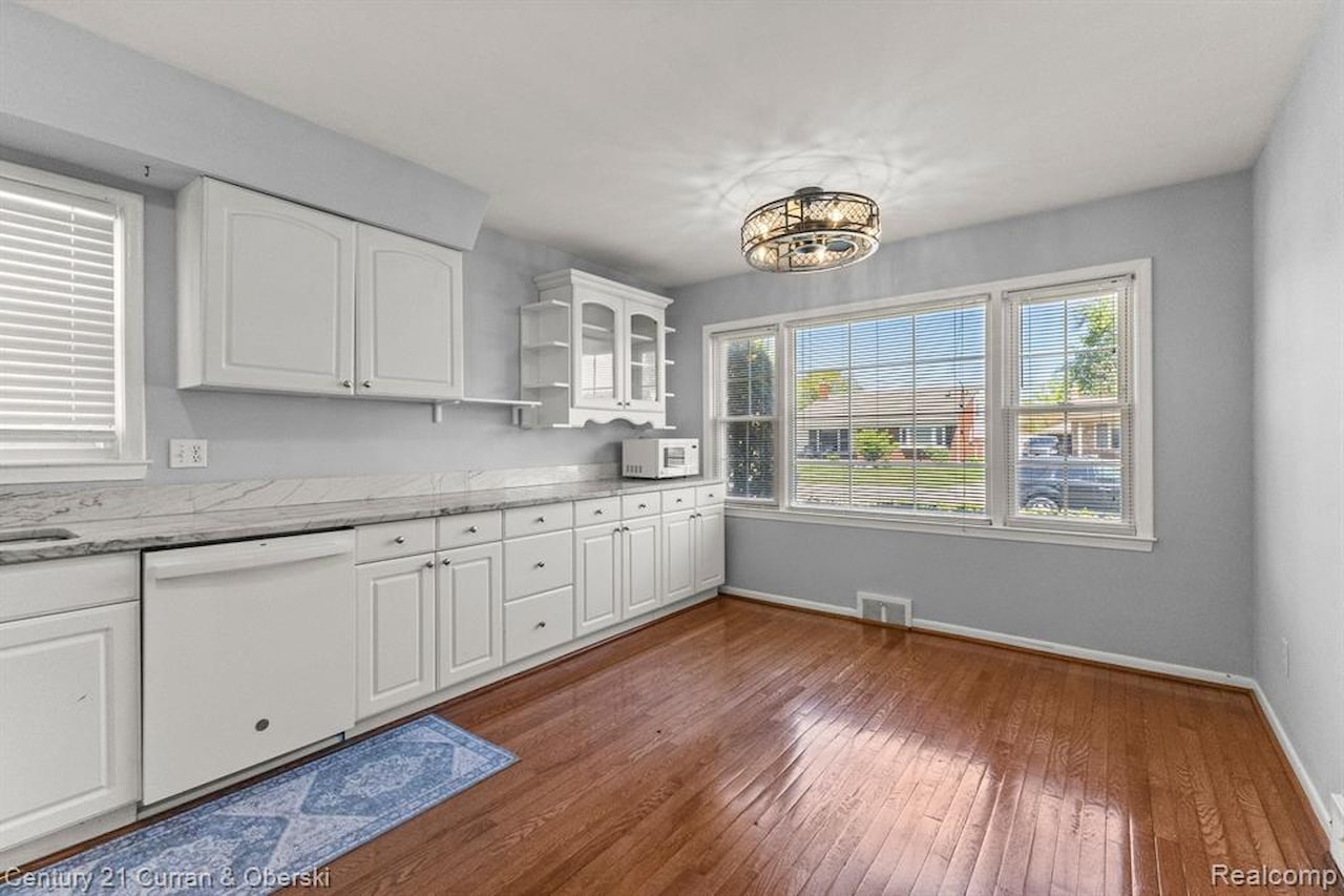 29531 Mark Ln in Livonia, MI Photo 13