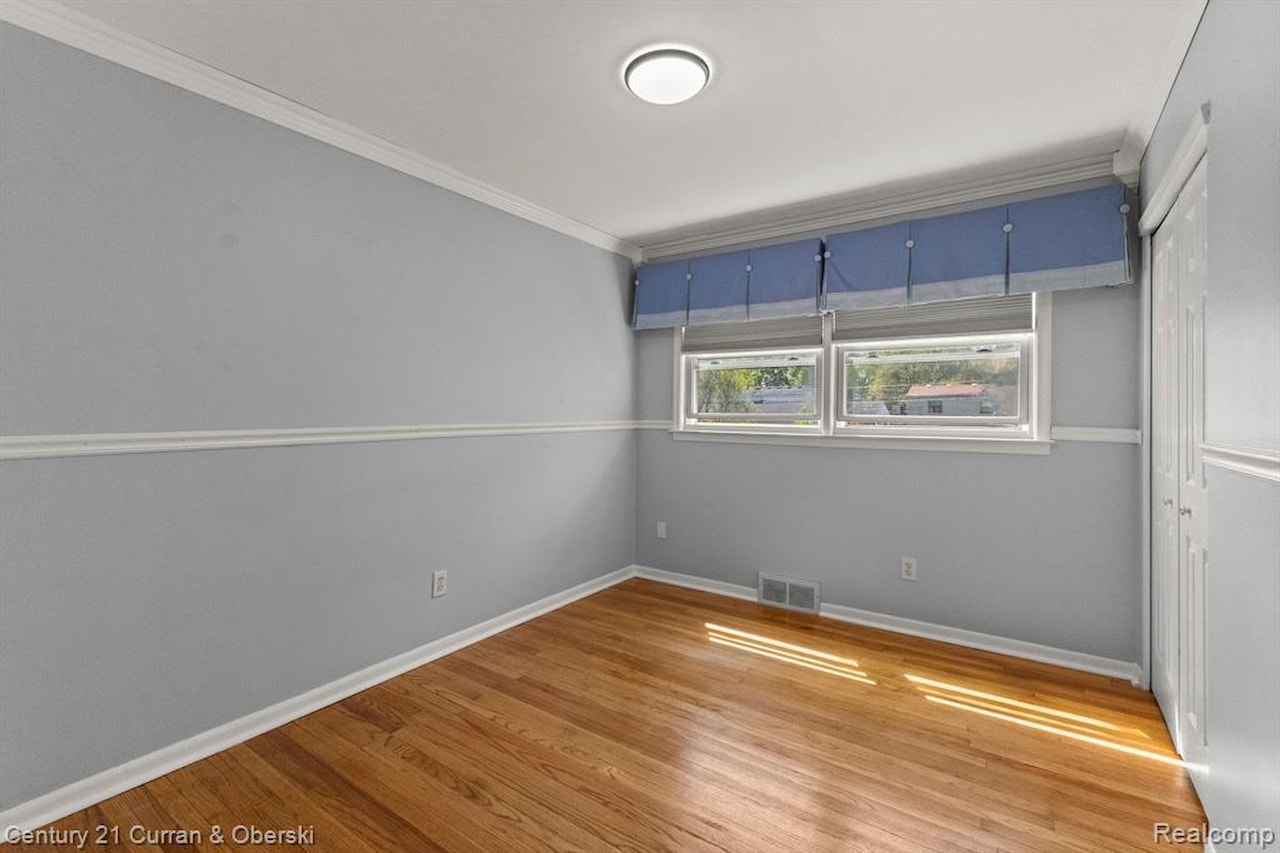 29531 Mark Ln in Livonia, MI Photo 16