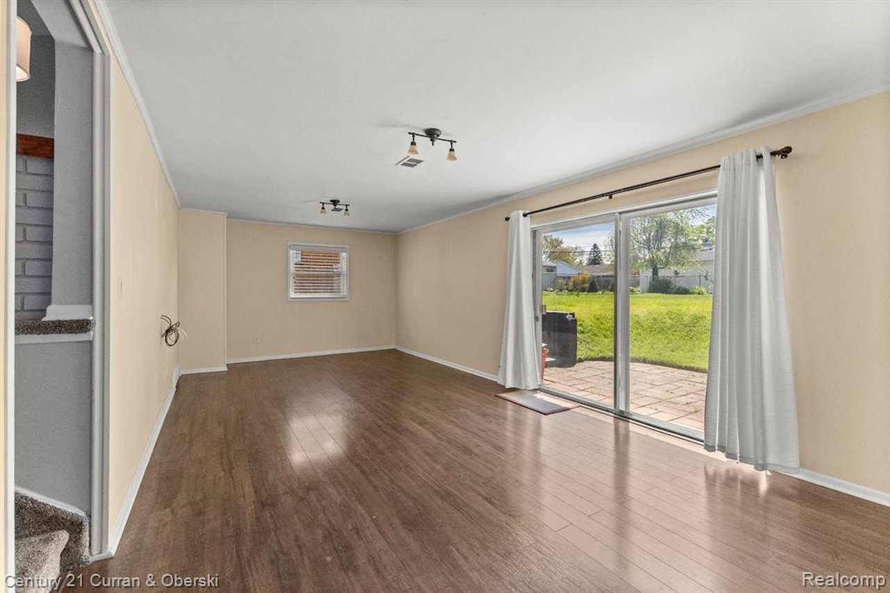 29531 Mark Ln in Livonia, MI Photo 22