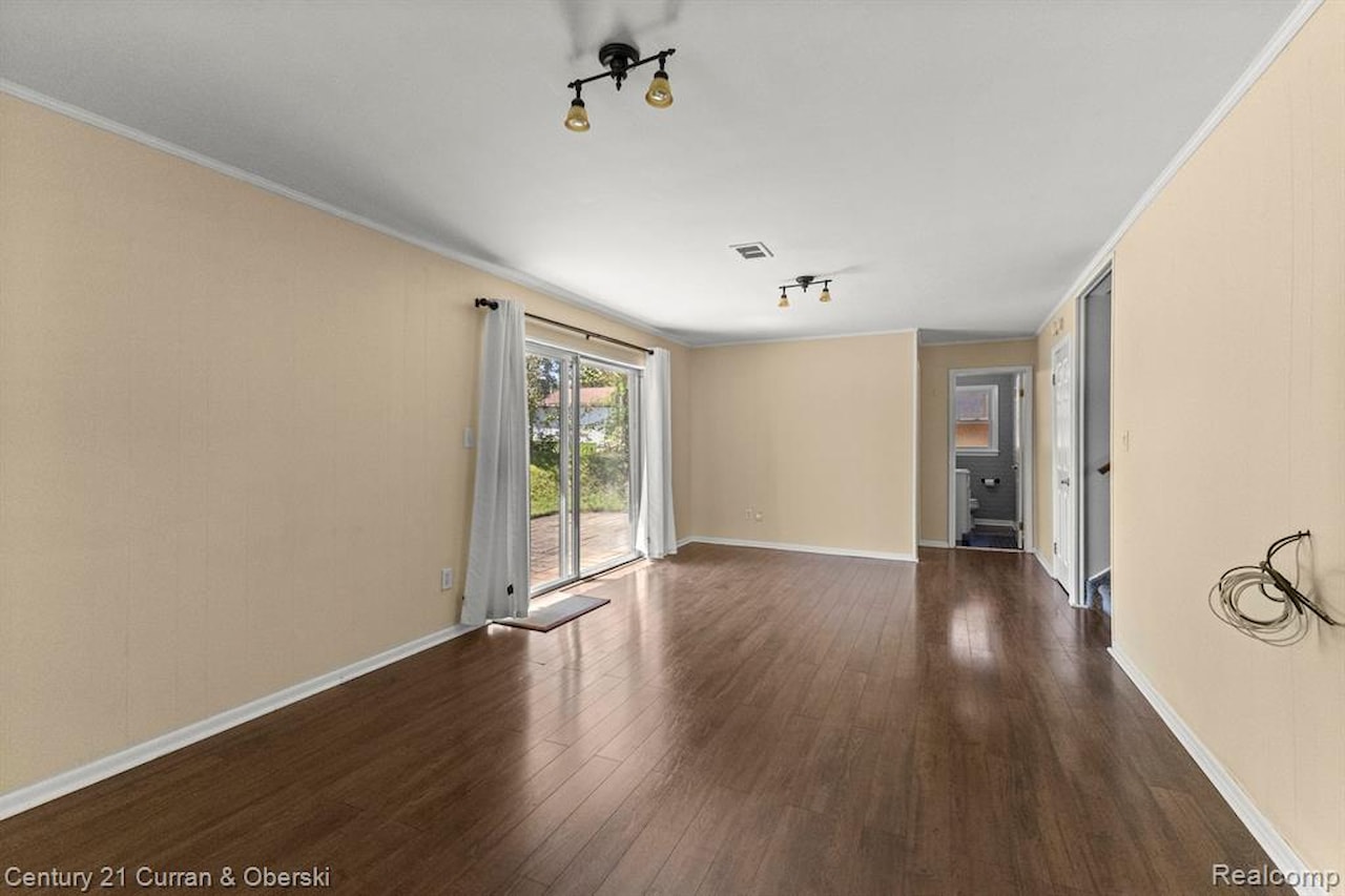 29531 Mark Ln in Livonia, MI Photo 23