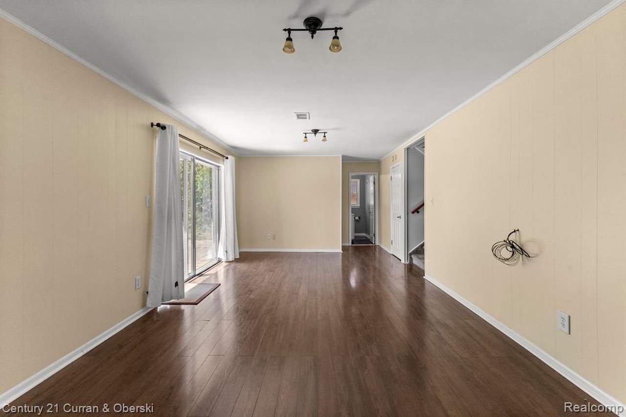 29531 Mark Ln in Livonia, MI Photo 24