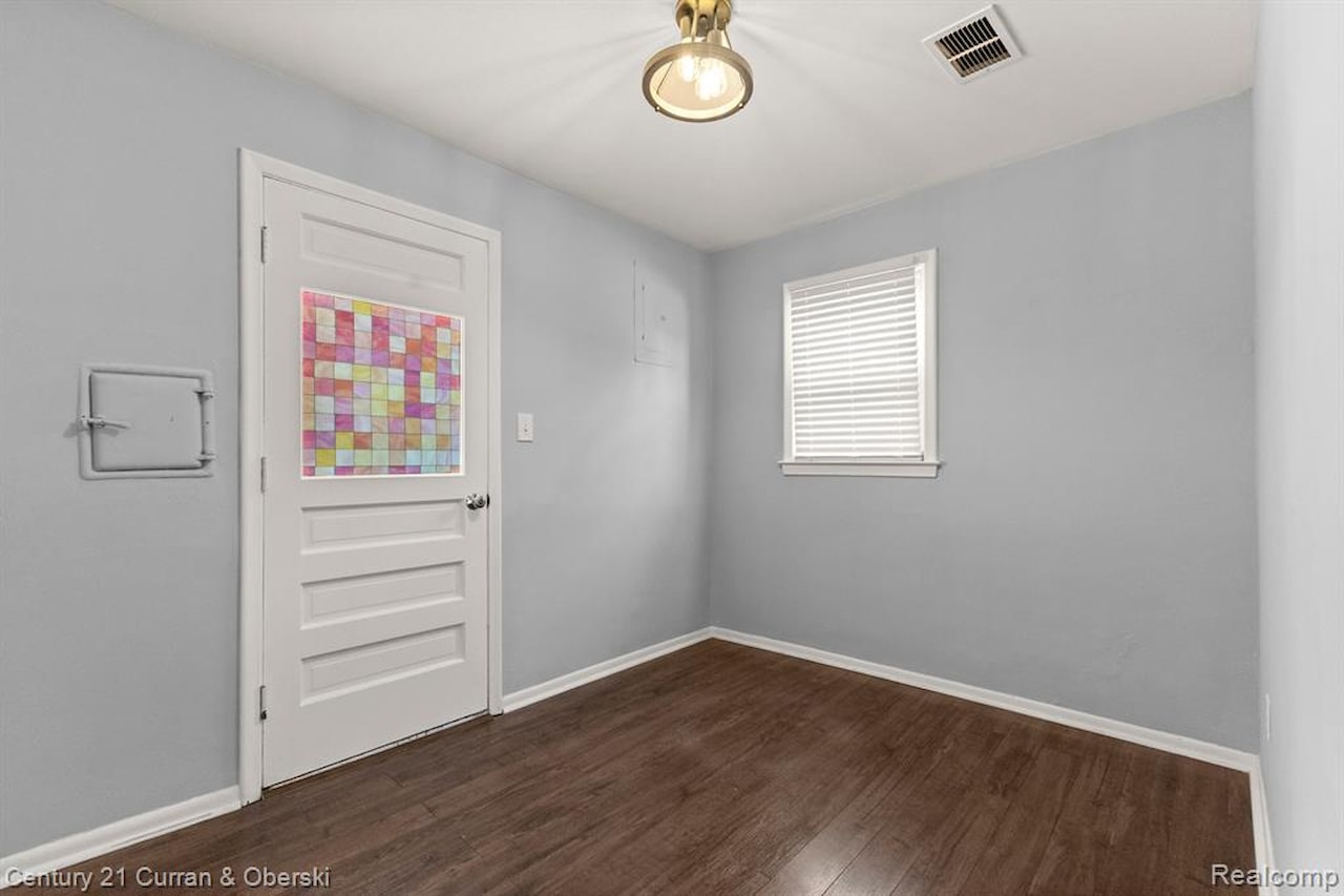 29531 Mark Ln in Livonia, MI Photo 25