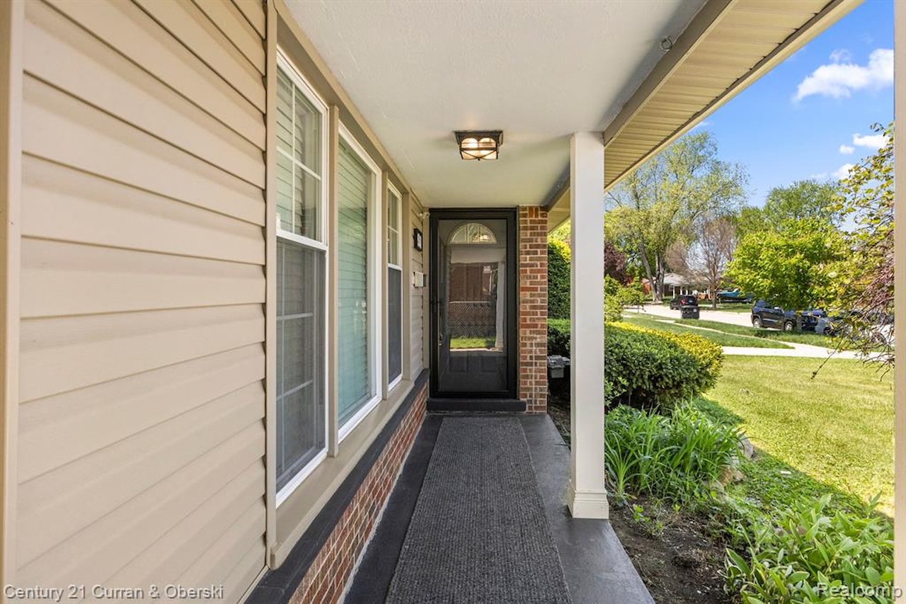 29531 Mark Ln in Livonia, MI Photo 32