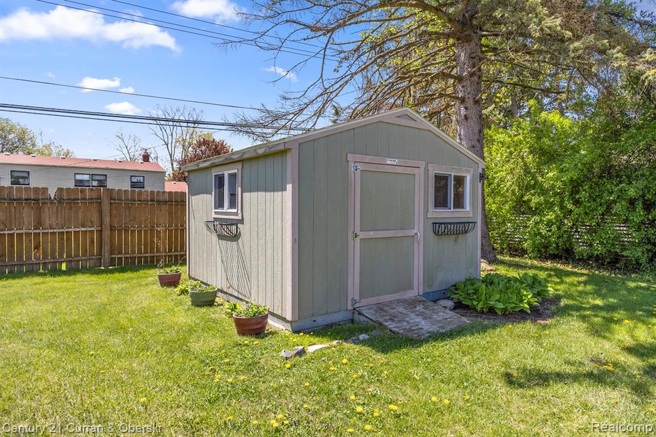 29531 Mark Ln in Livonia, MI Photo 35