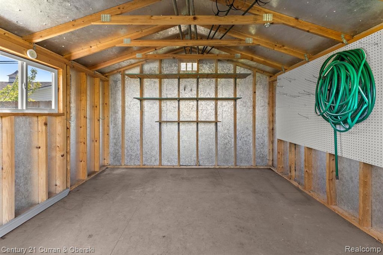 29531 Mark Ln in Livonia, MI Photo 37