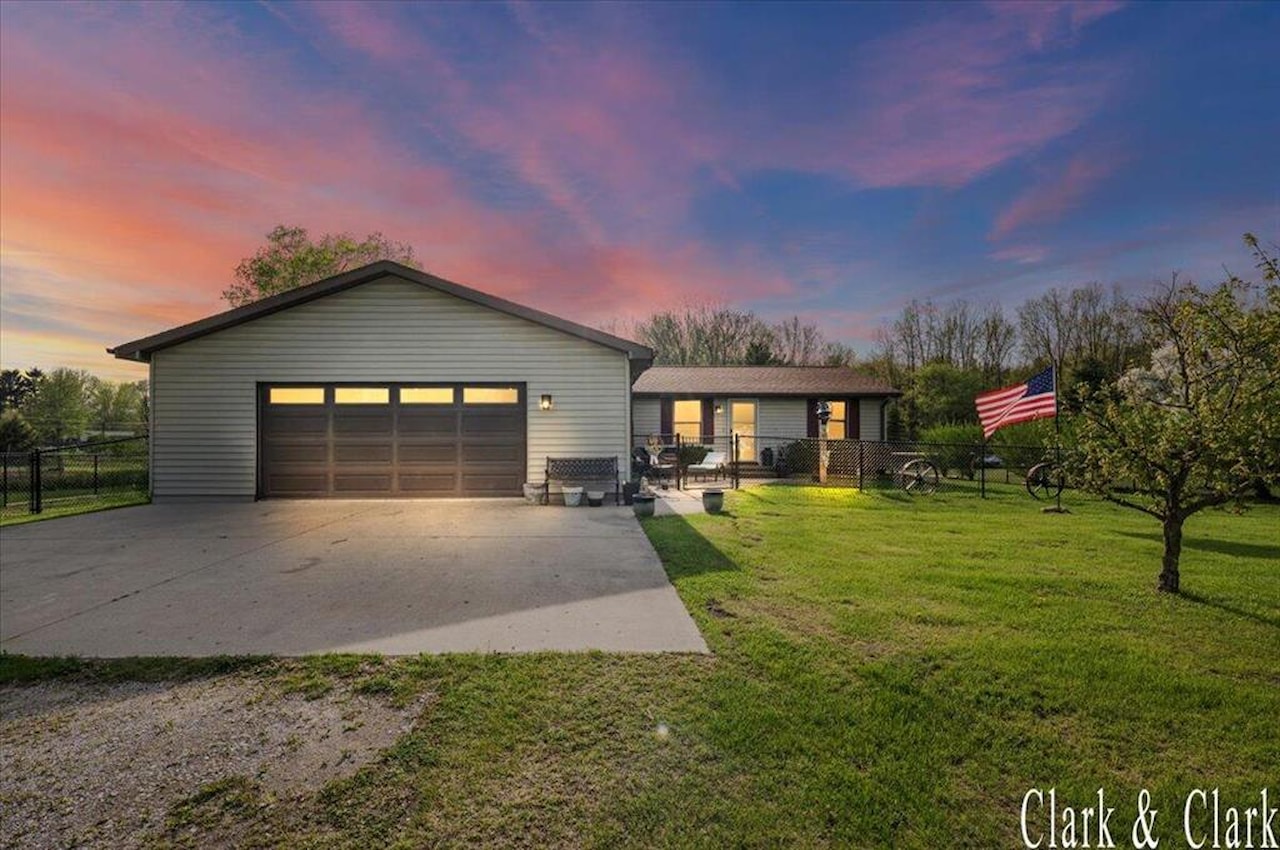 309 N 1st St in Saginaw, MI