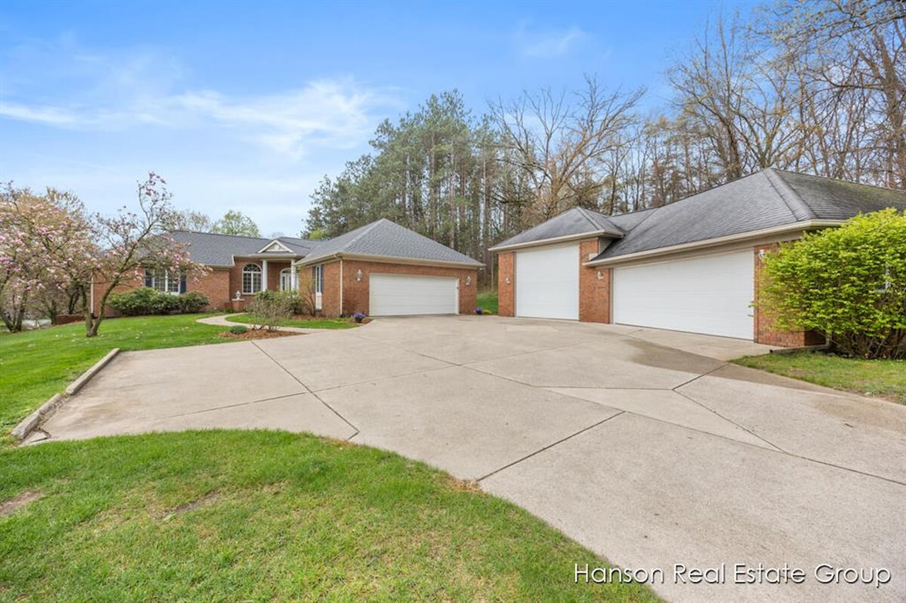 9200 NE Bailey Dr in Ada Twp, MI Photo 5