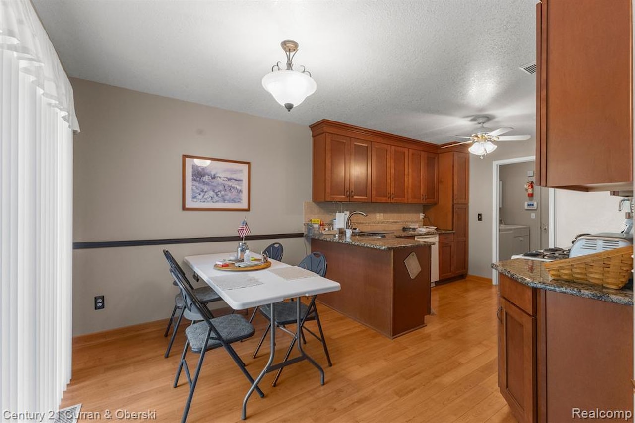 6541 Deerhurst Dr in Westland, MI Photo 10