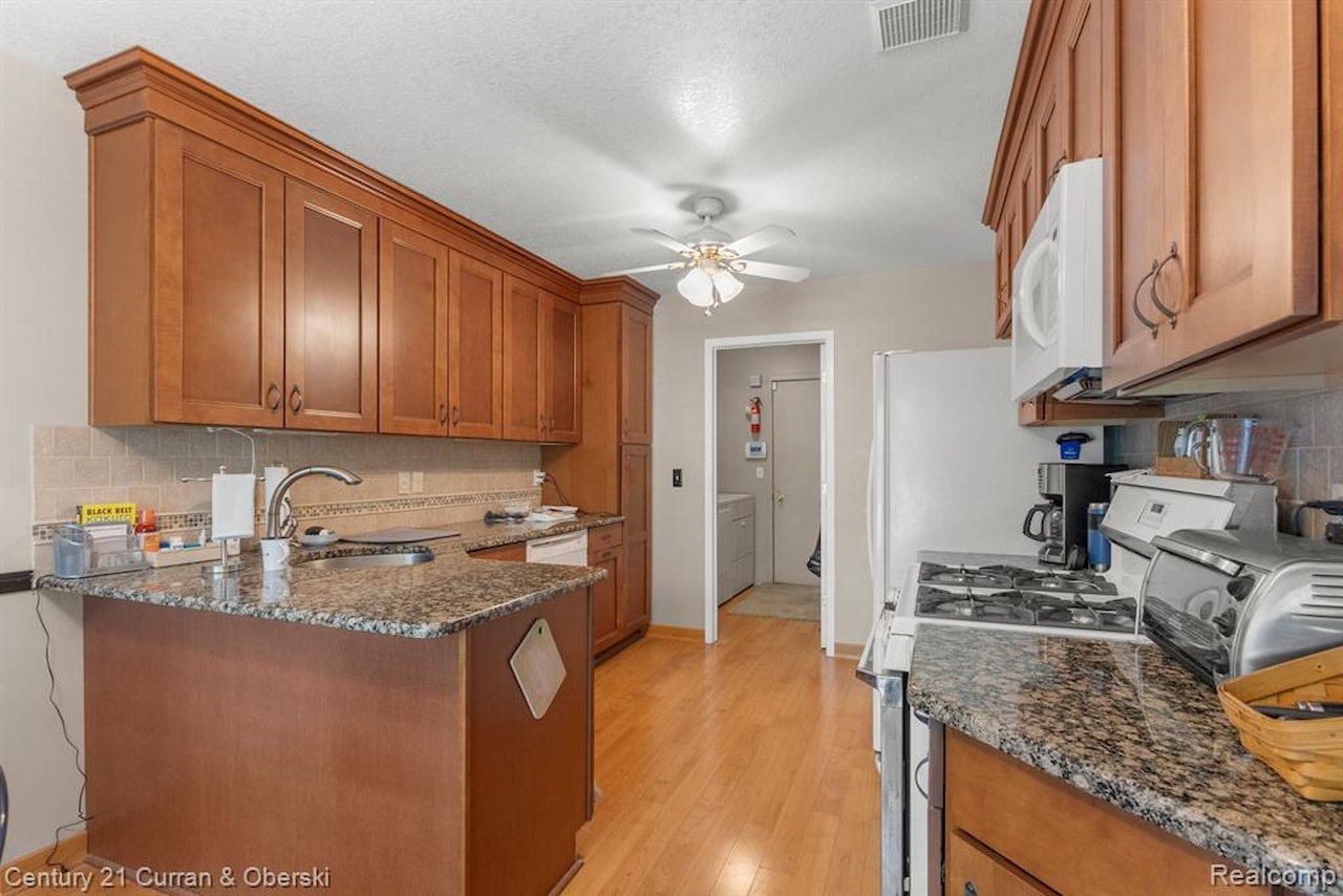6541 Deerhurst Dr in Westland, MI Photo 12