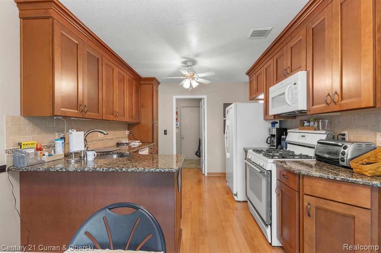 6541 Deerhurst Dr in Westland, MI Photo 13
