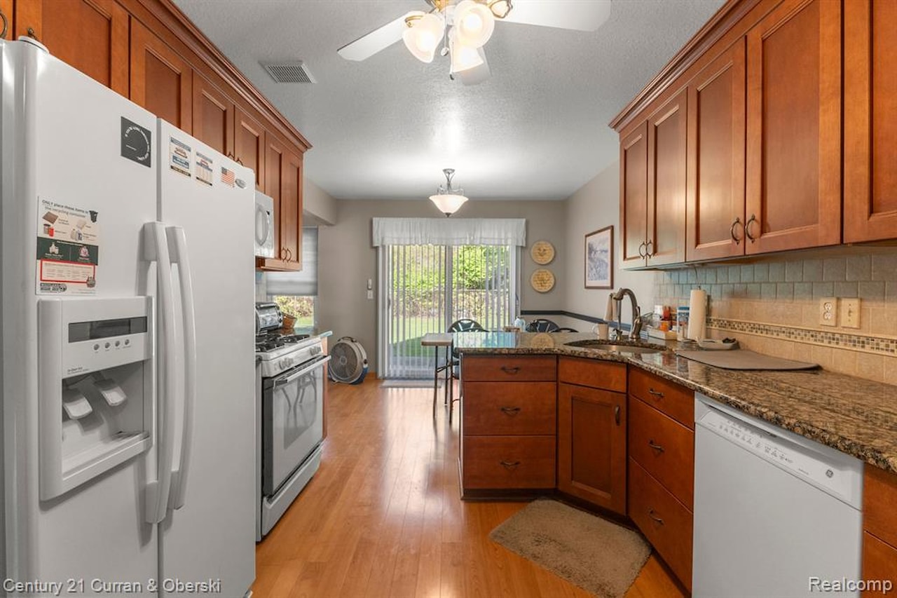 6541 Deerhurst Dr in Westland, MI Photo 14