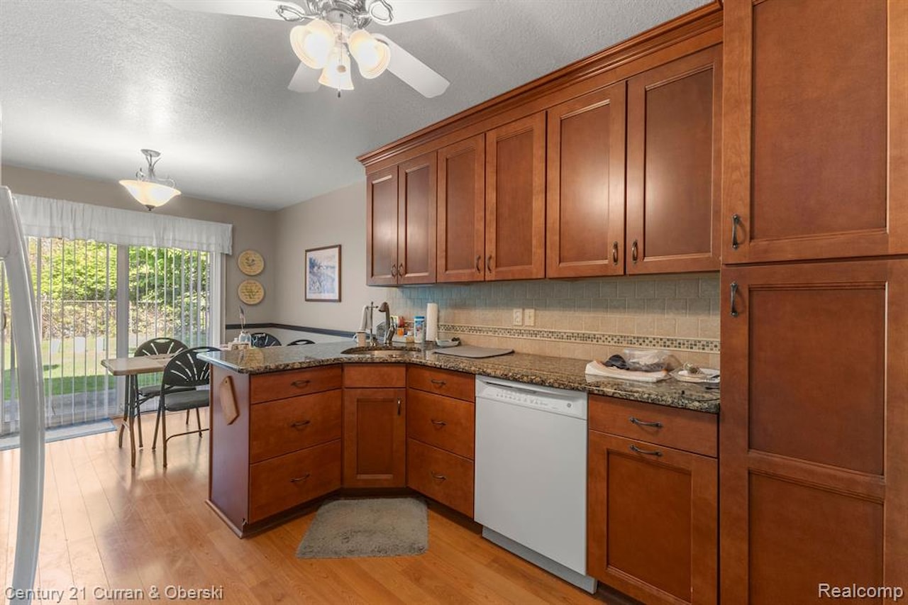 6541 Deerhurst Dr in Westland, MI Photo 16
