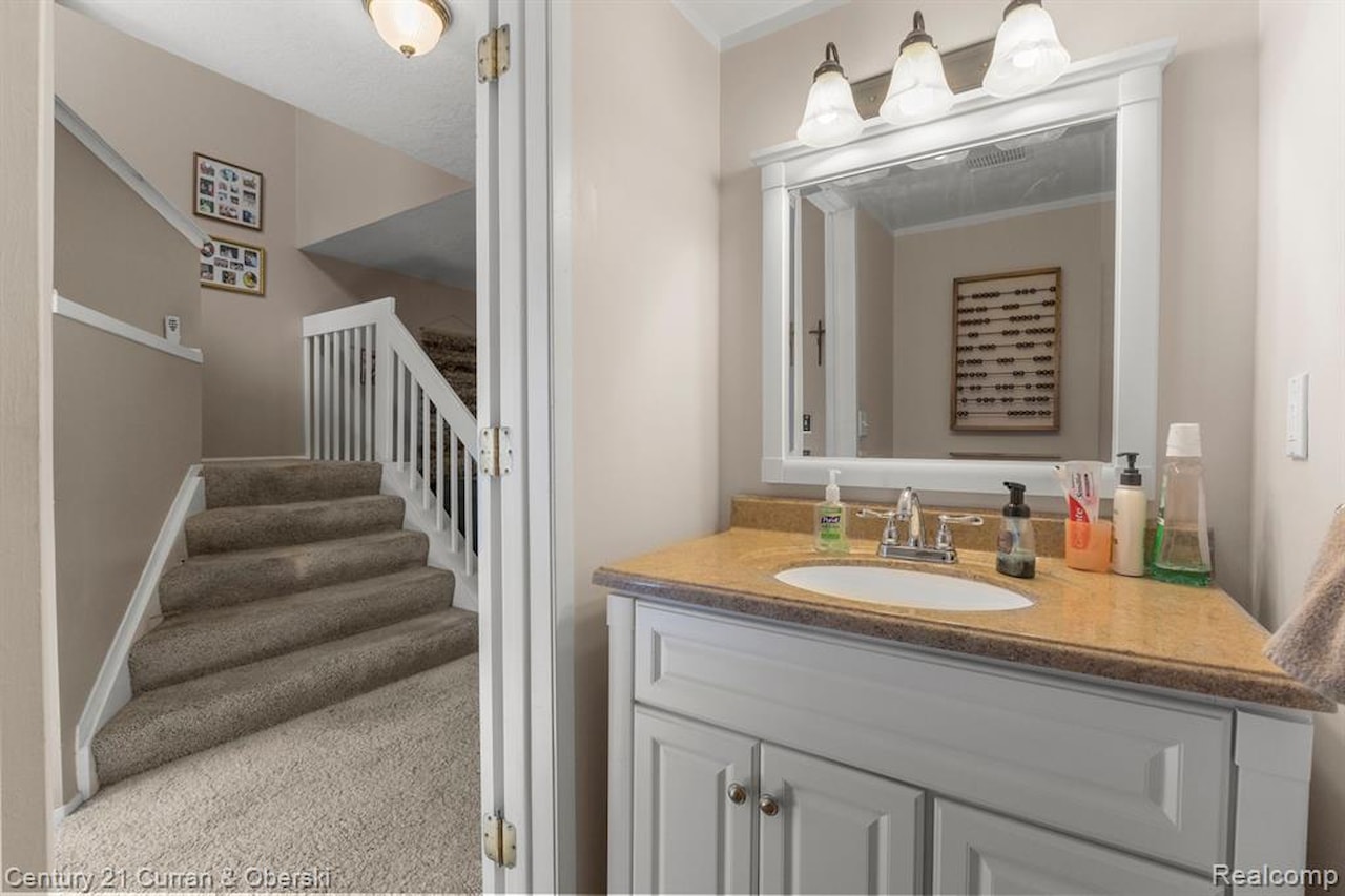 6541 Deerhurst Dr in Westland, MI Photo 18