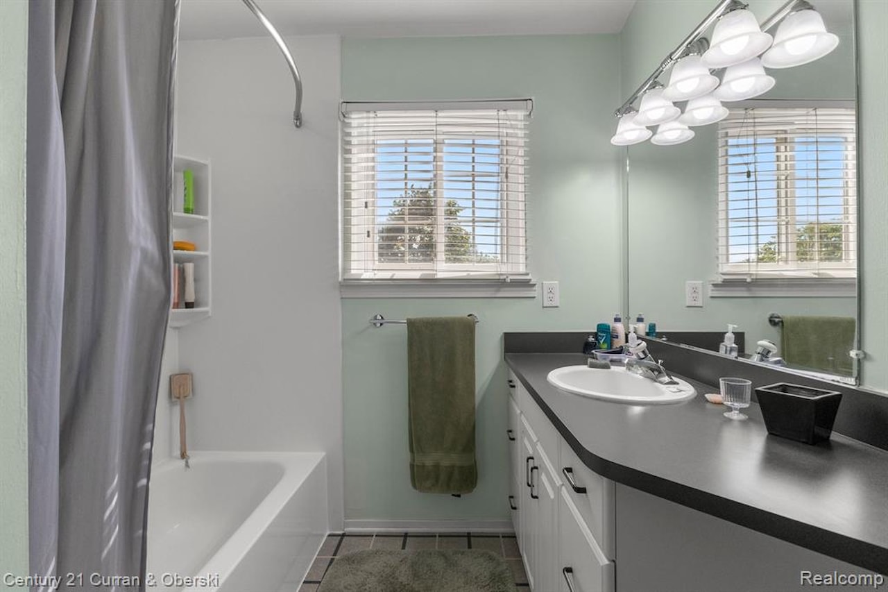 6541 Deerhurst Dr in Westland, MI Photo 23