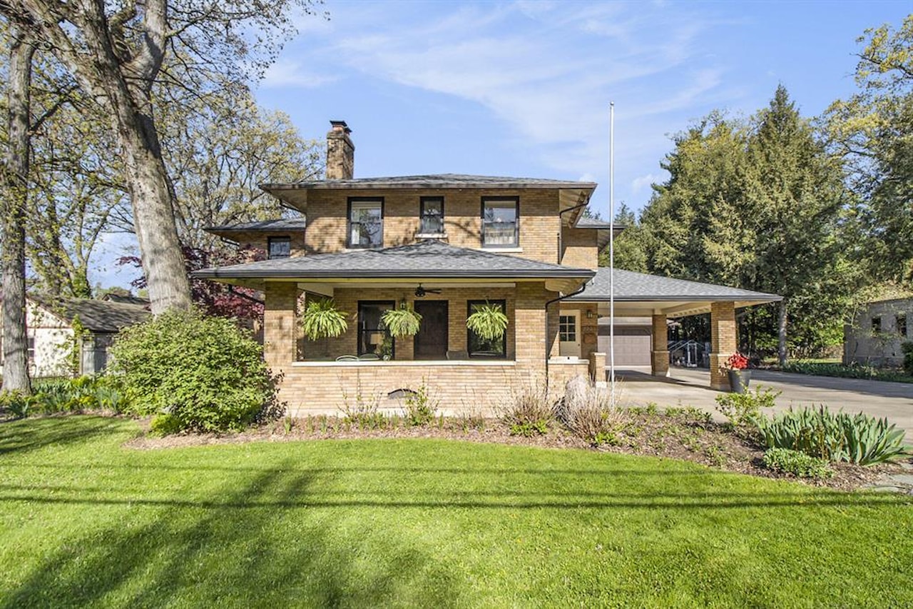 2226 Oakland Dr in Kalamazoo, MI