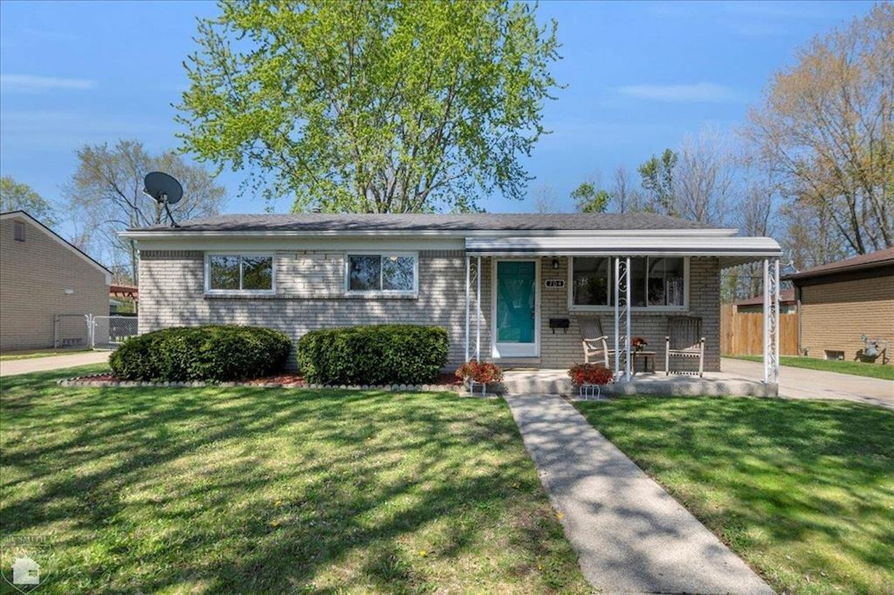 704 Georgia Ave in Marysville, MI