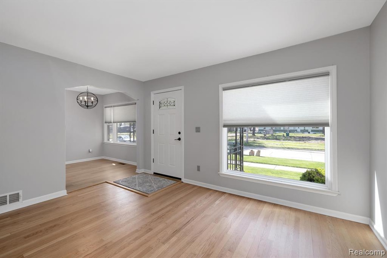 1820 Detroit Ave in Lincoln Park, MI Photo 5