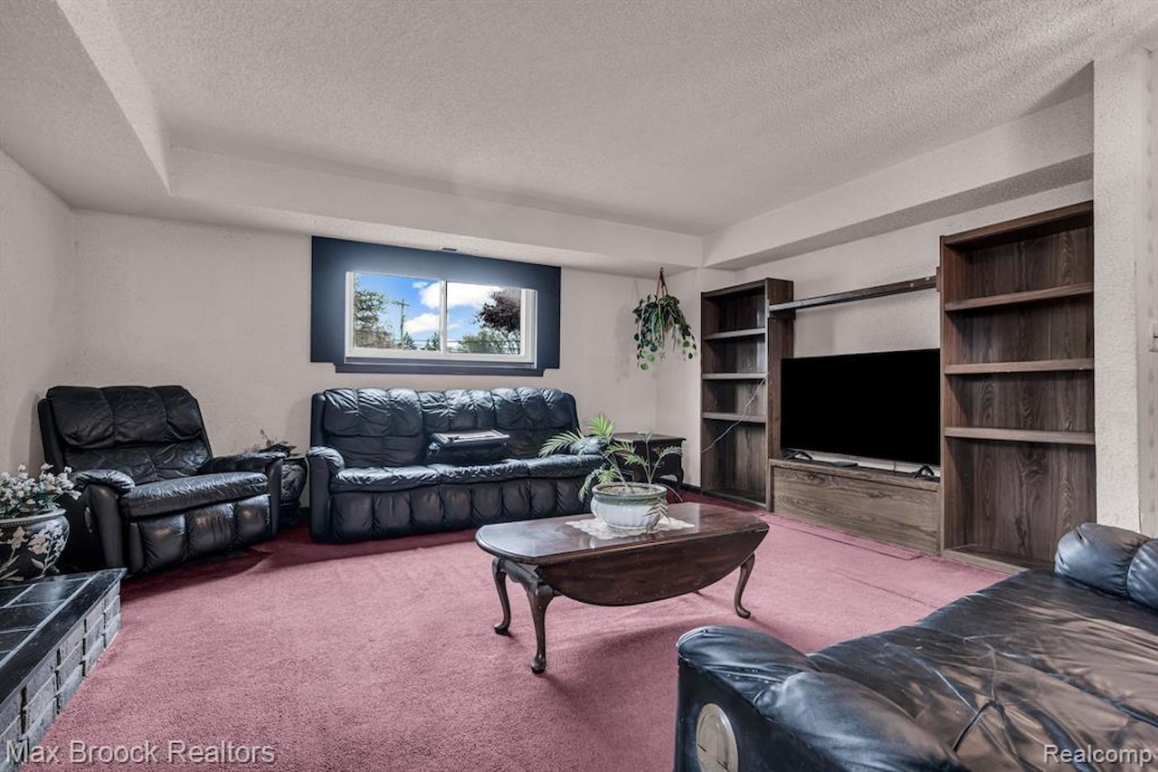 5076 Tyler Dr in Troy, MI Photo 31