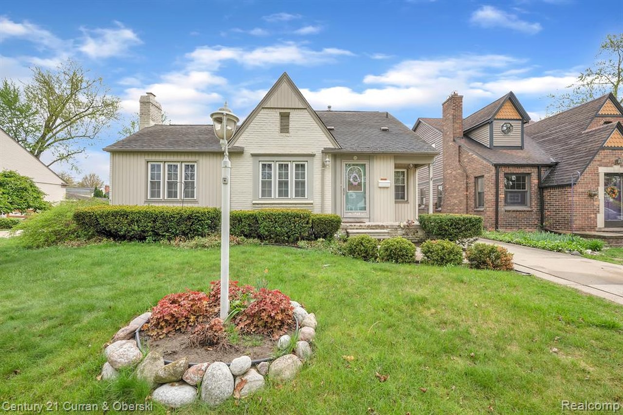 626 N York St in Dearborn, MI