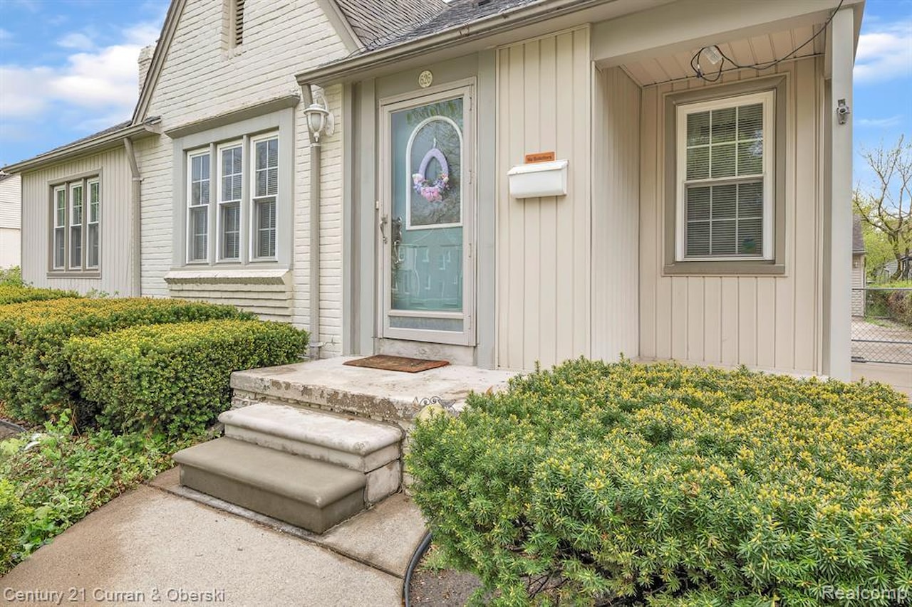 626 N York St in Dearborn, MI Photo 2