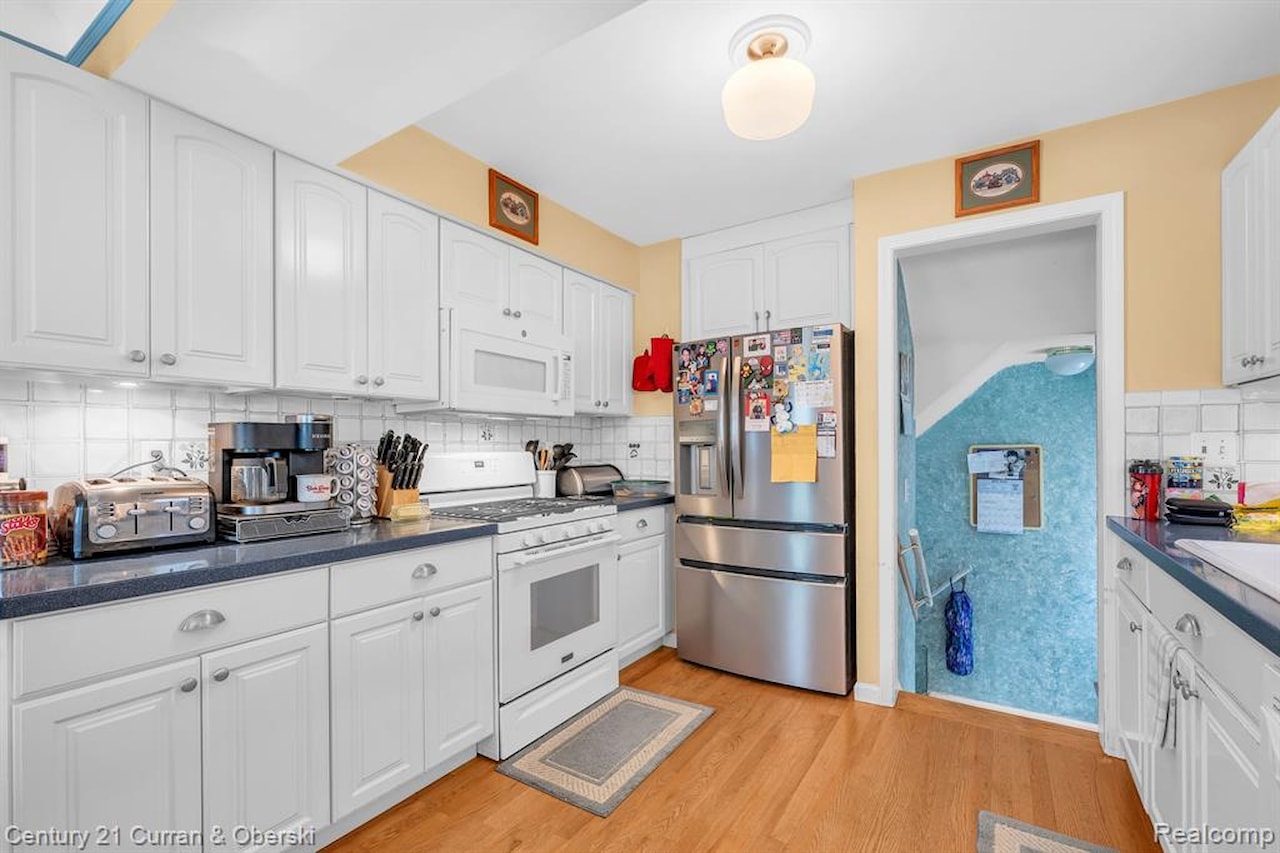 626 N York St in Dearborn, MI Photo 9