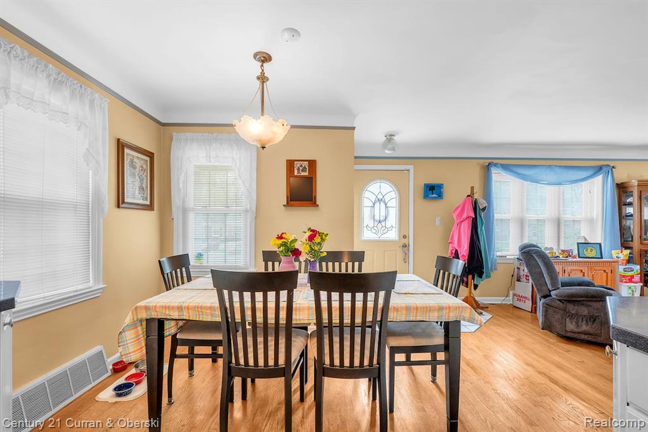 626 N York St in Dearborn, MI Photo 10