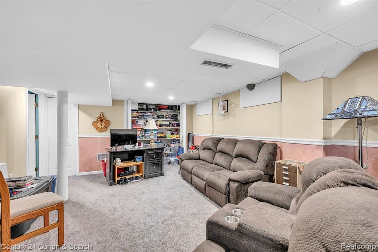 626 N York St in Dearborn, MI Photo 19