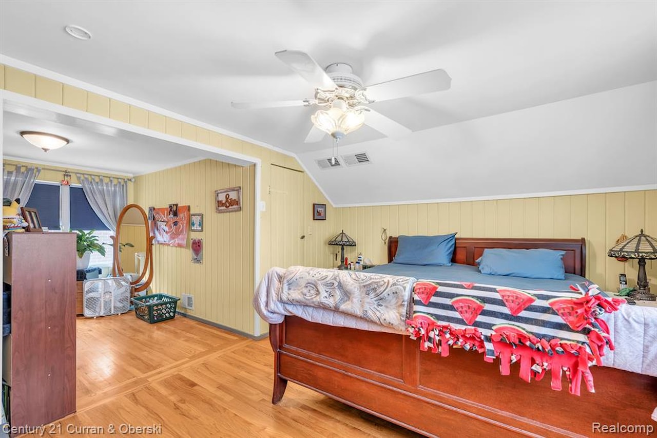 626 N York St in Dearborn, MI Photo 17