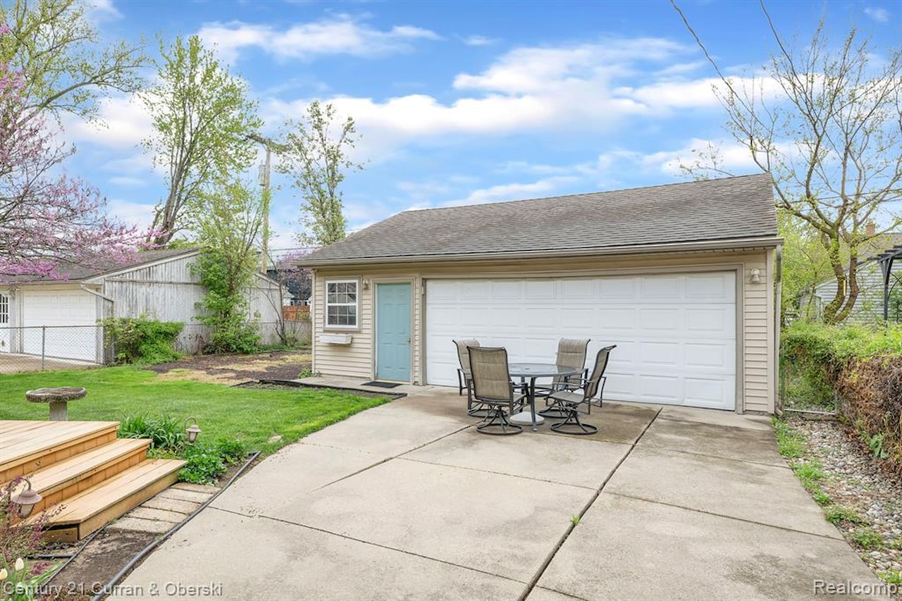 626 N York St in Dearborn, MI Photo 24