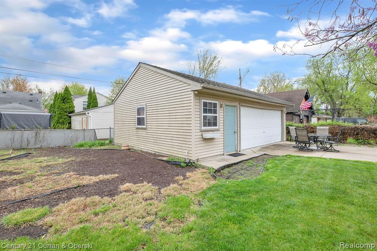 626 N York St in Dearborn, MI Photo 25