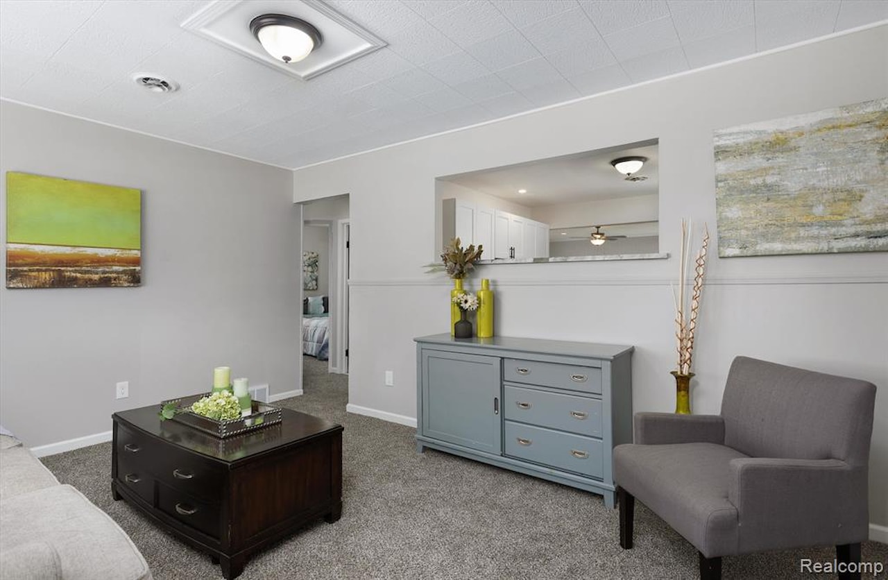 26110 Nagel St in Roseville, MI Photo 3