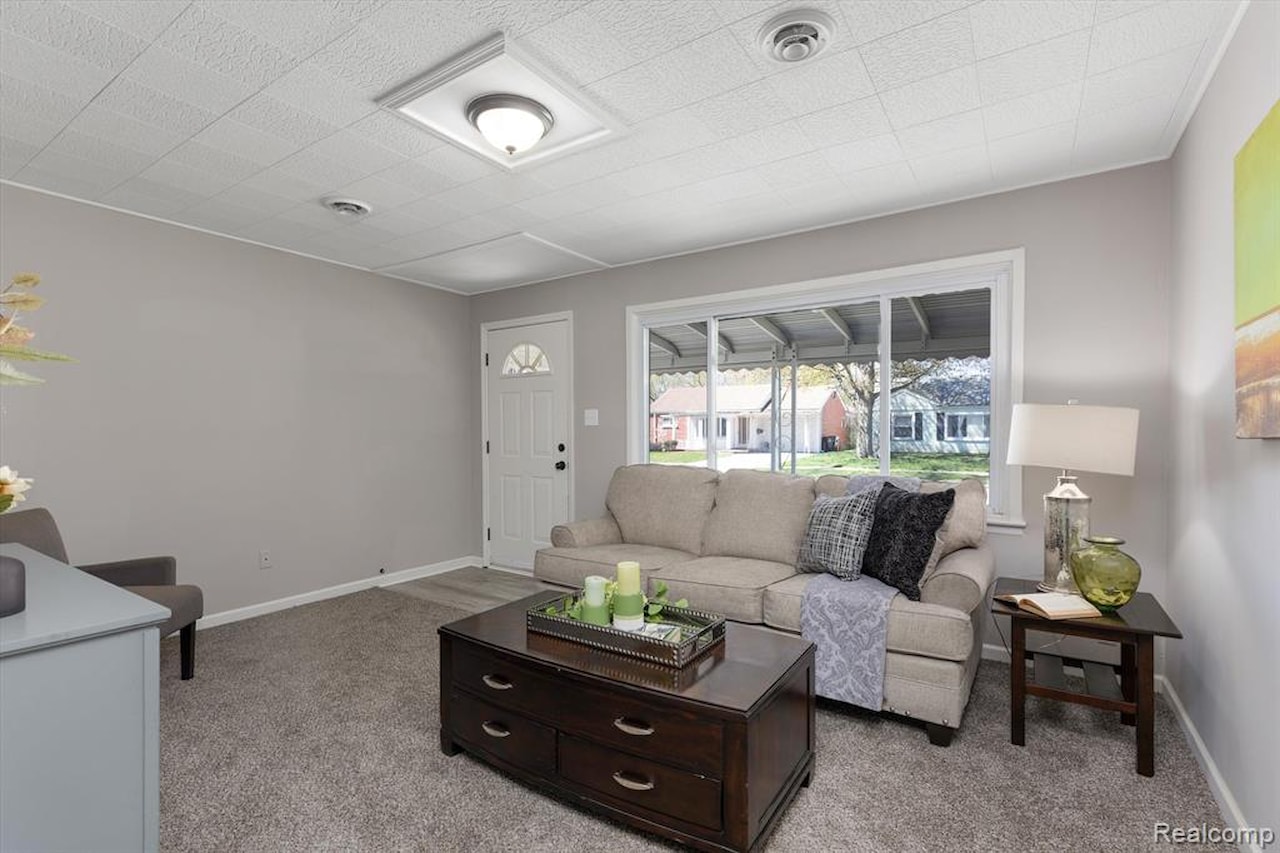 26110 Nagel St in Roseville, MI Photo 4