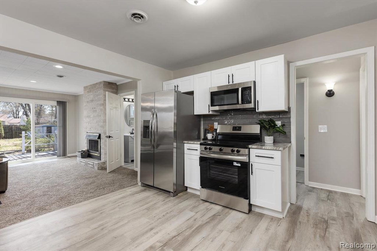 26110 Nagel St in Roseville, MI Photo 5
