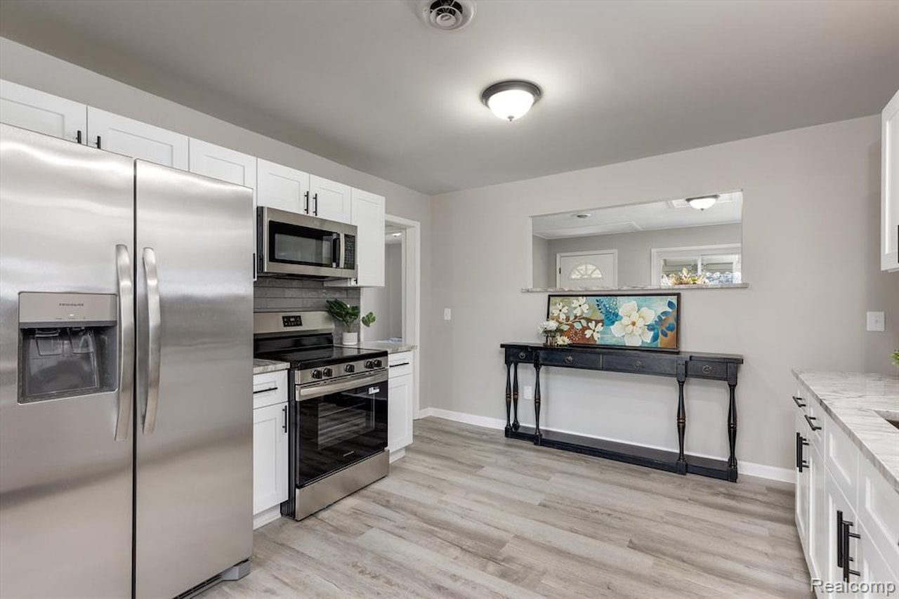 26110 Nagel St in Roseville, MI Photo 7