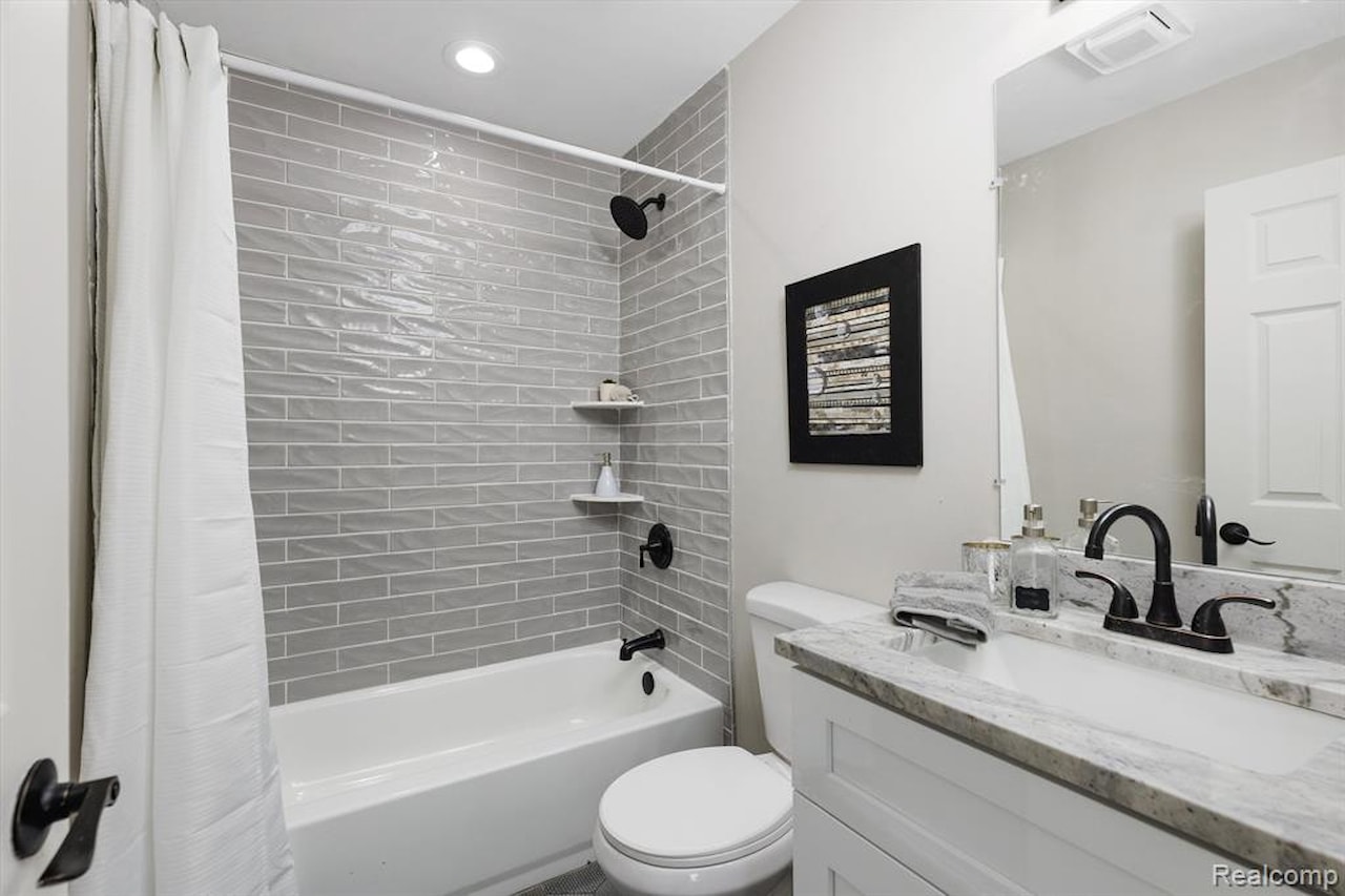 26110 Nagel St in Roseville, MI Photo 14