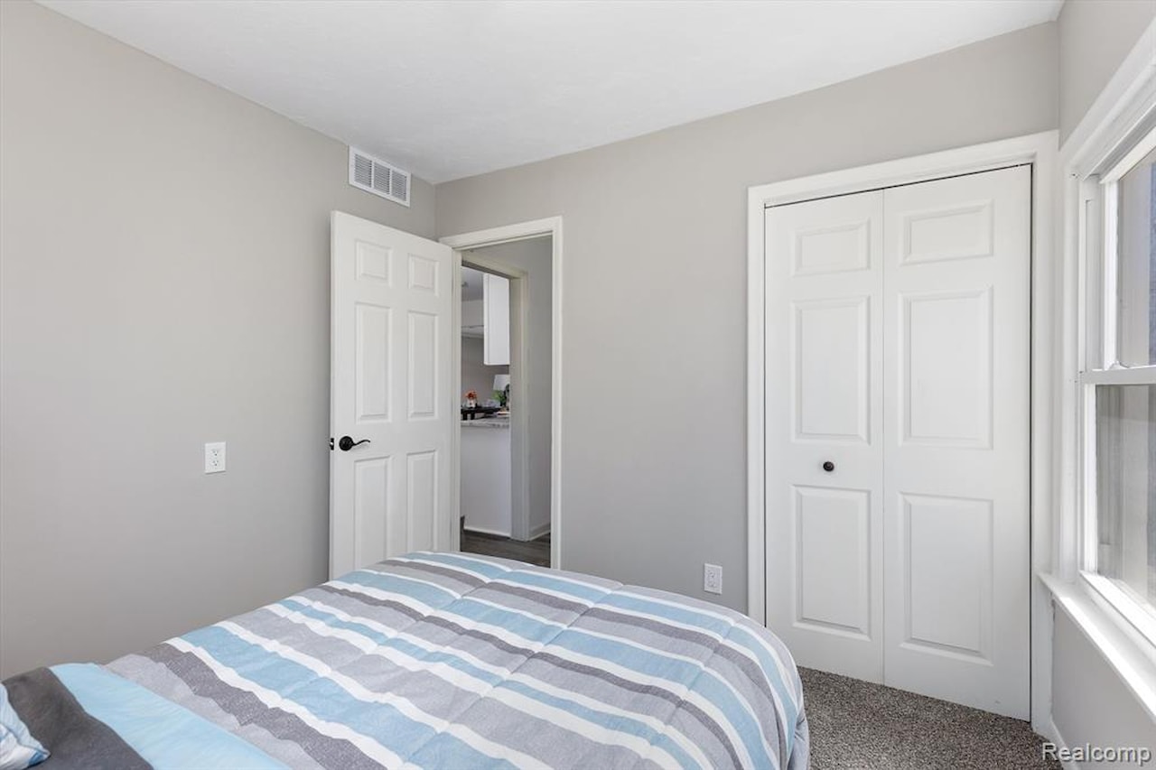 26110 Nagel St in Roseville, MI Photo 17