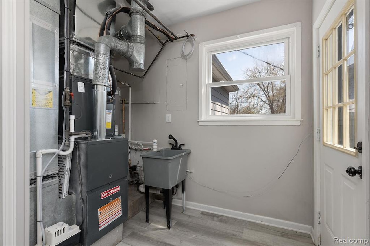 26110 Nagel St in Roseville, MI Photo 18