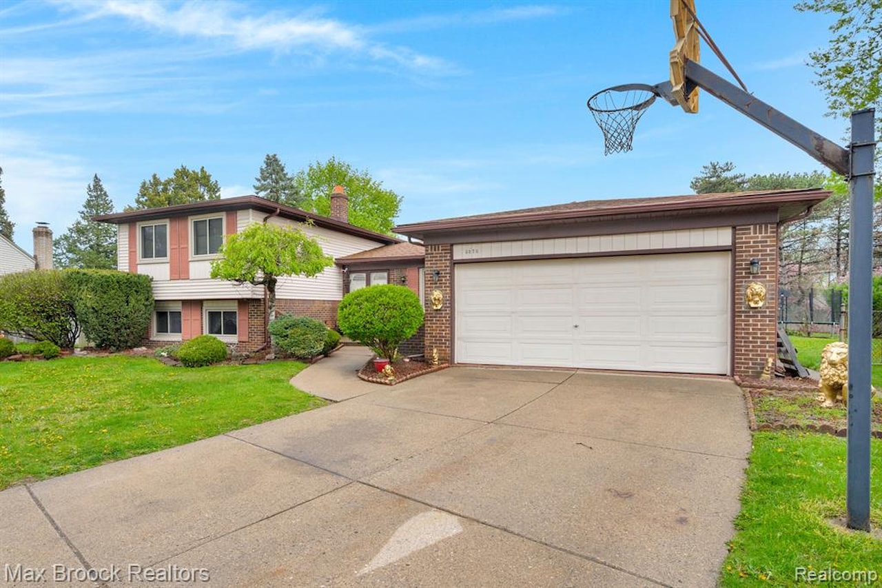 5076 Tyler Dr in Troy, MI