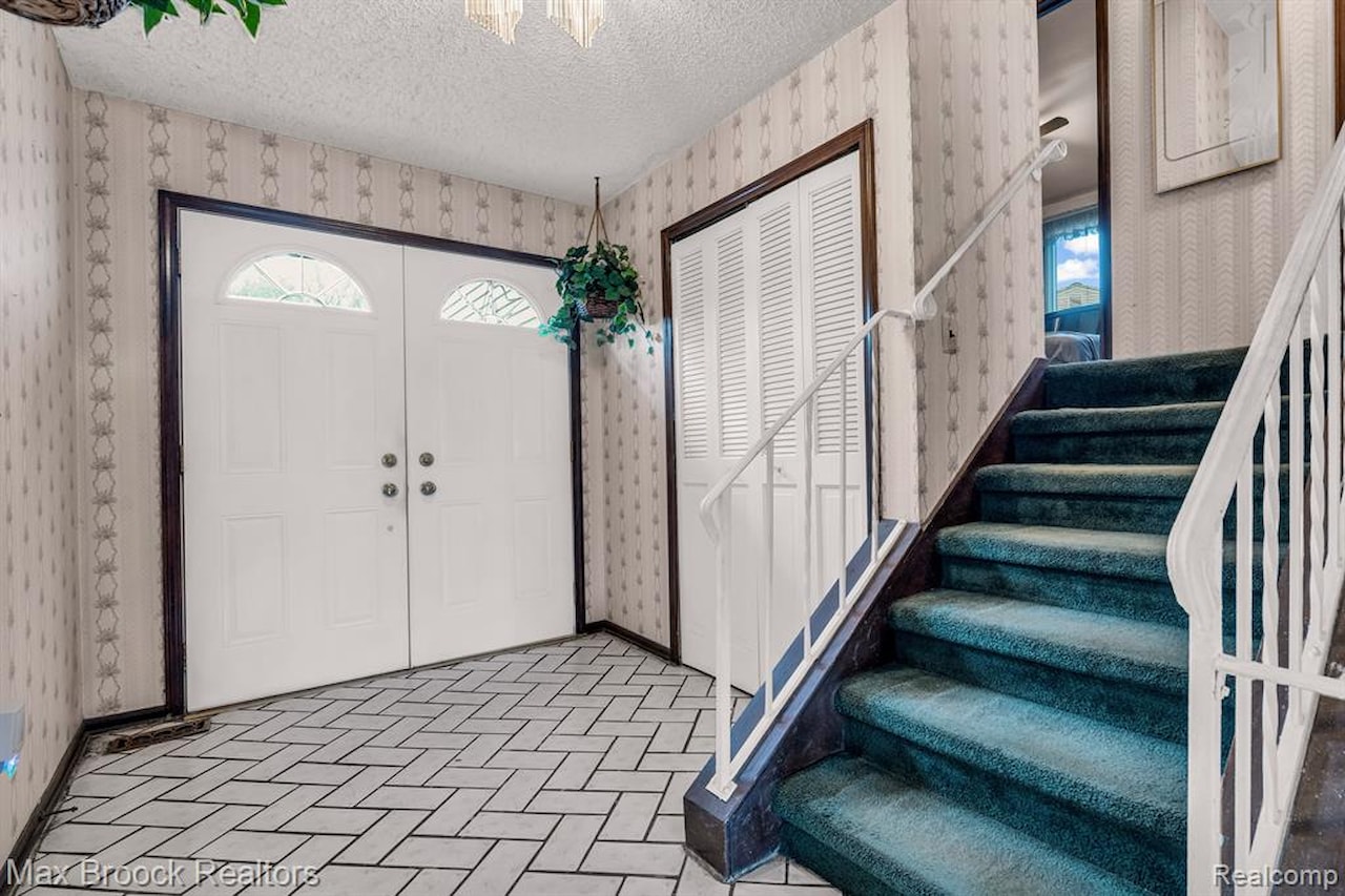 5076 Tyler Dr in Troy, MI Photo 3