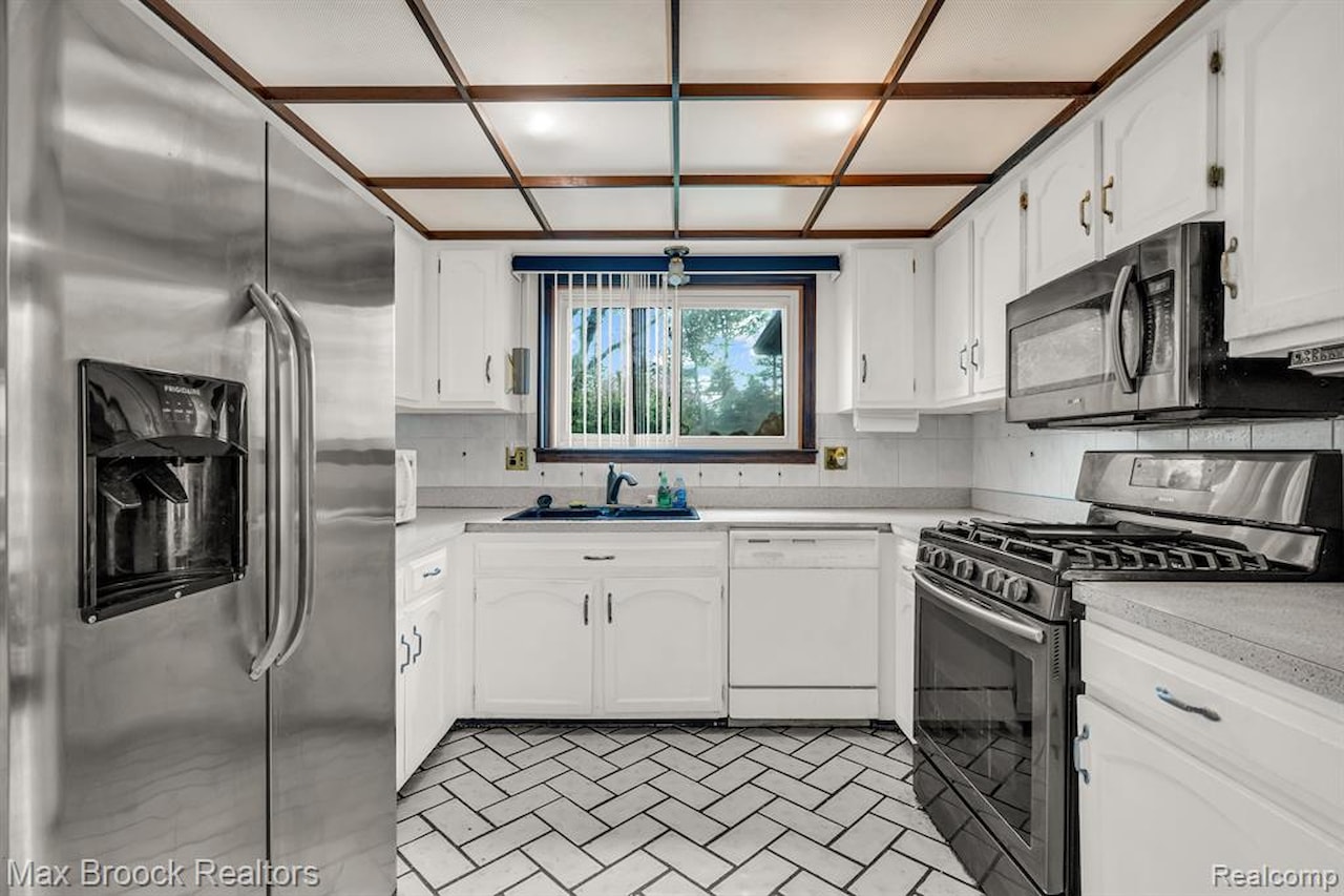 5076 Tyler Dr in Troy, MI Photo 5
