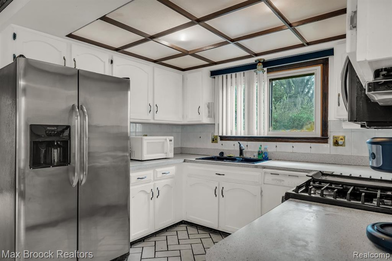 5076 Tyler Dr in Troy, MI Photo 6