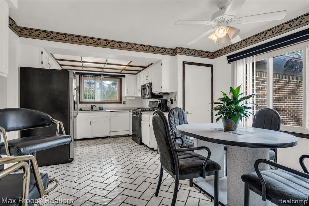 5076 Tyler Dr in Troy, MI Photo 8