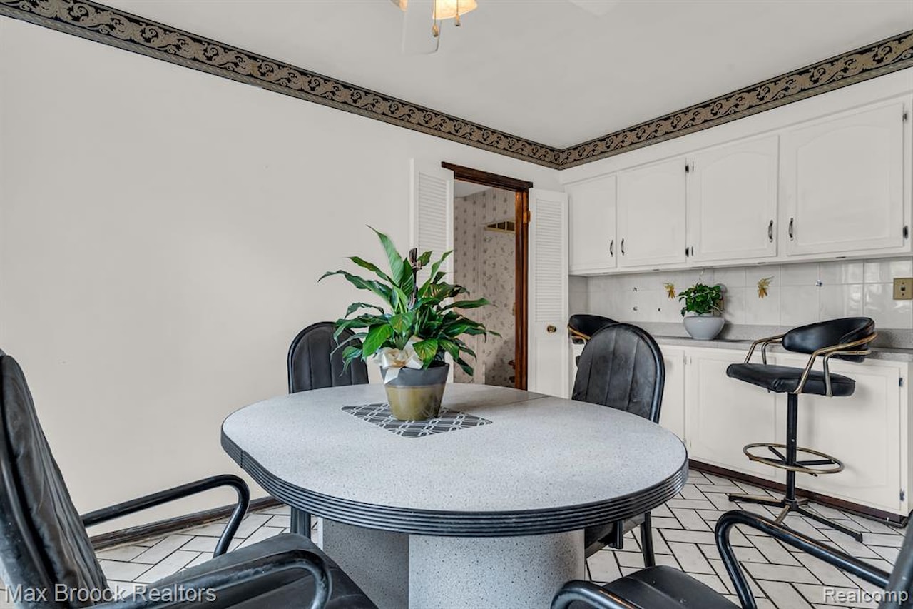 5076 Tyler Dr in Troy, MI Photo 11
