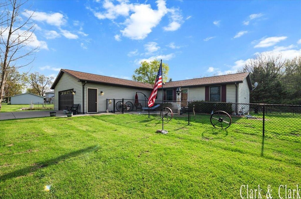 309 N 1st St in Saginaw, MI Photo 14