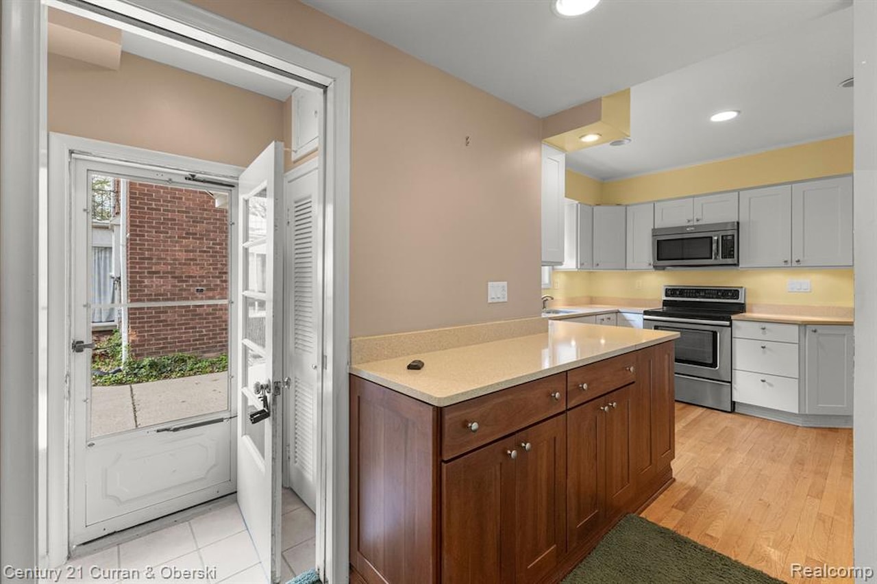 645 Elmwood St in Dearborn, MI Photo 15