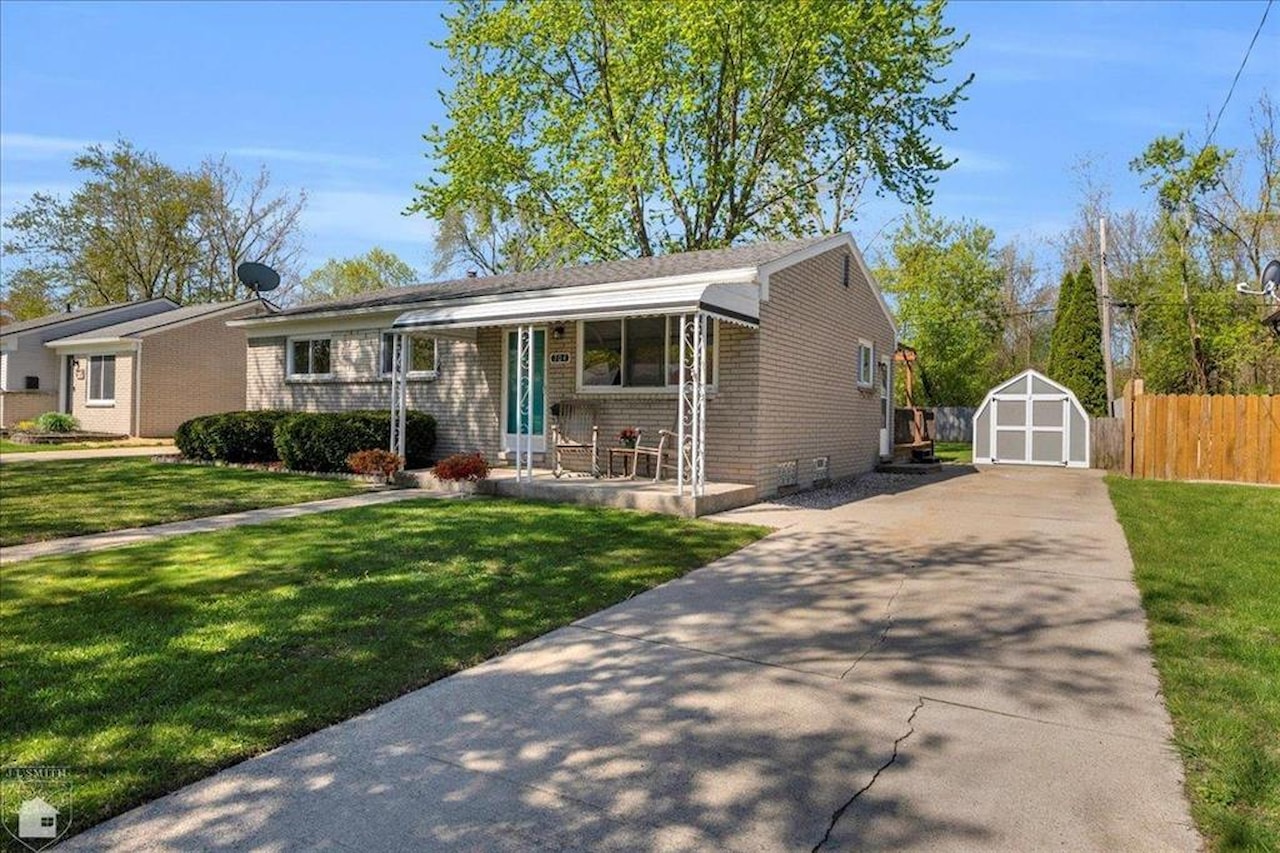 704 Georgia Ave in Marysville, MI Photo 2