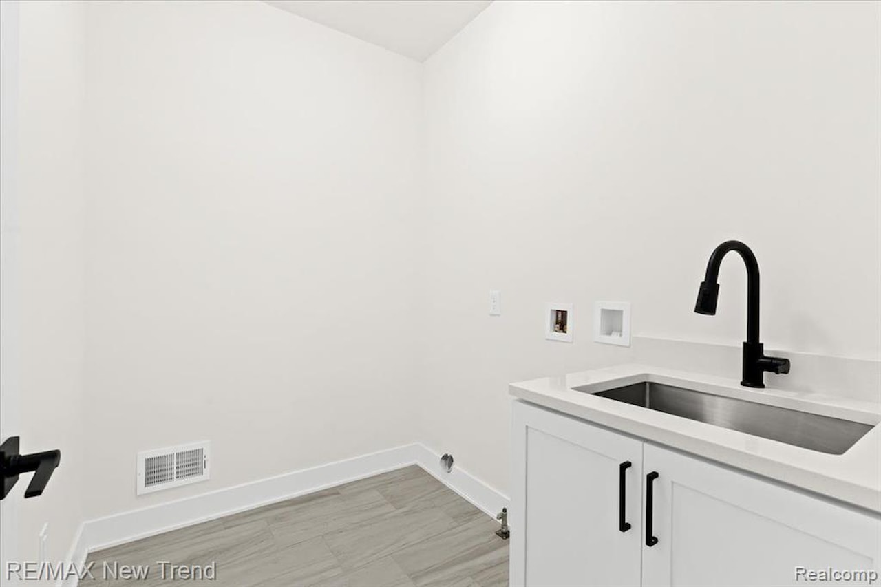 8410 Joseph St in Commerce Twp, MI Photo 17