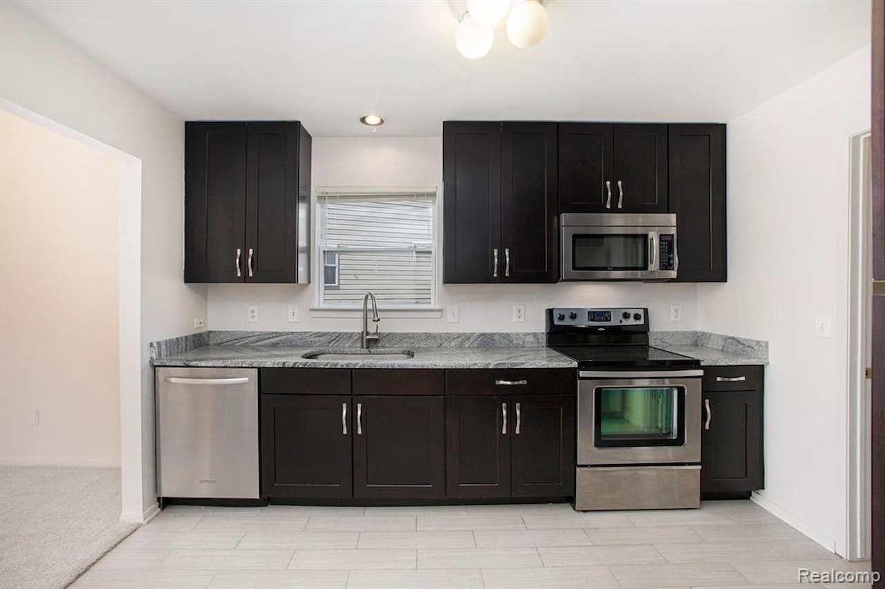413 Mulberry Dr in Commerce Twp, MI Photo 9