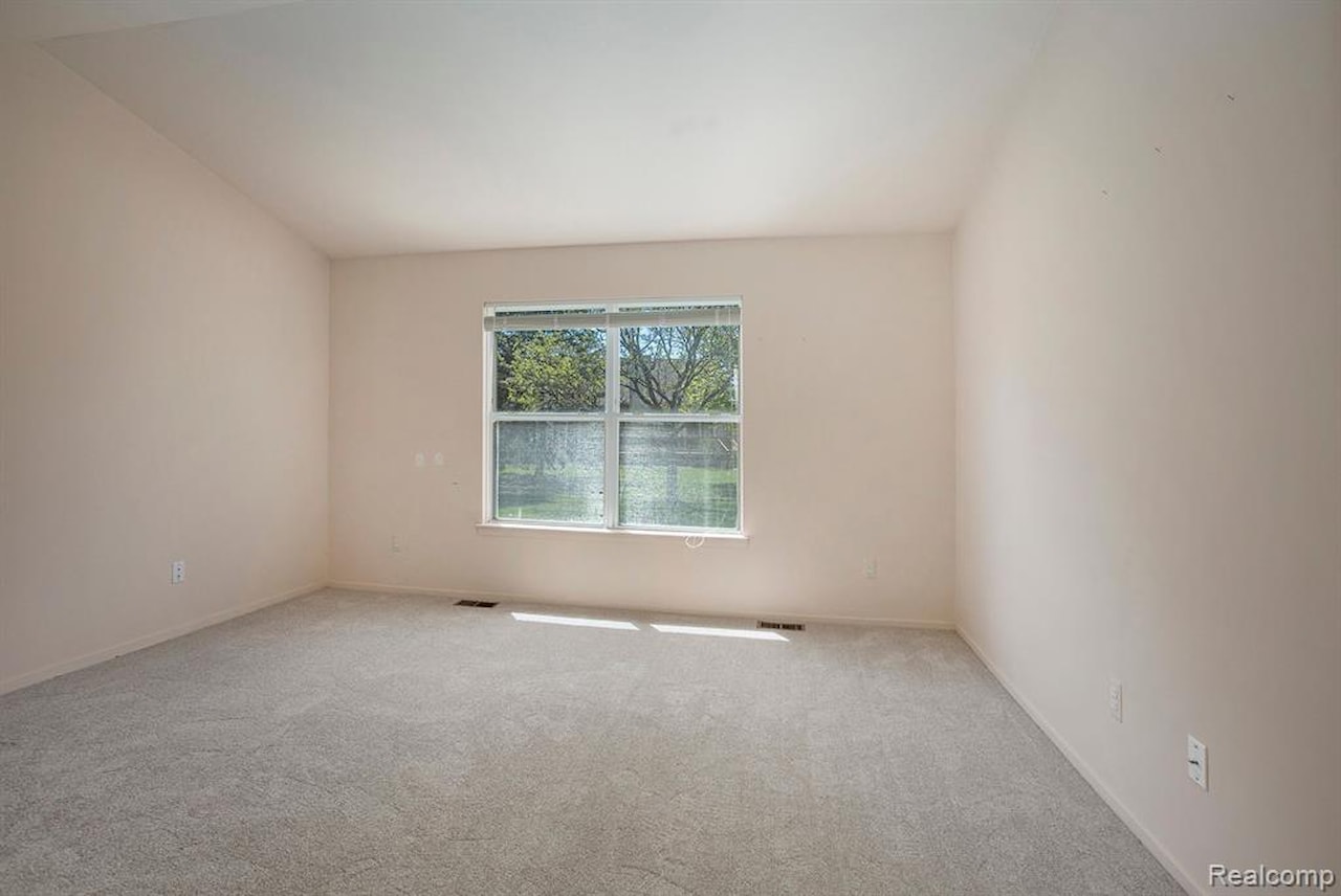 413 Mulberry Dr in Commerce Twp, MI Photo 14